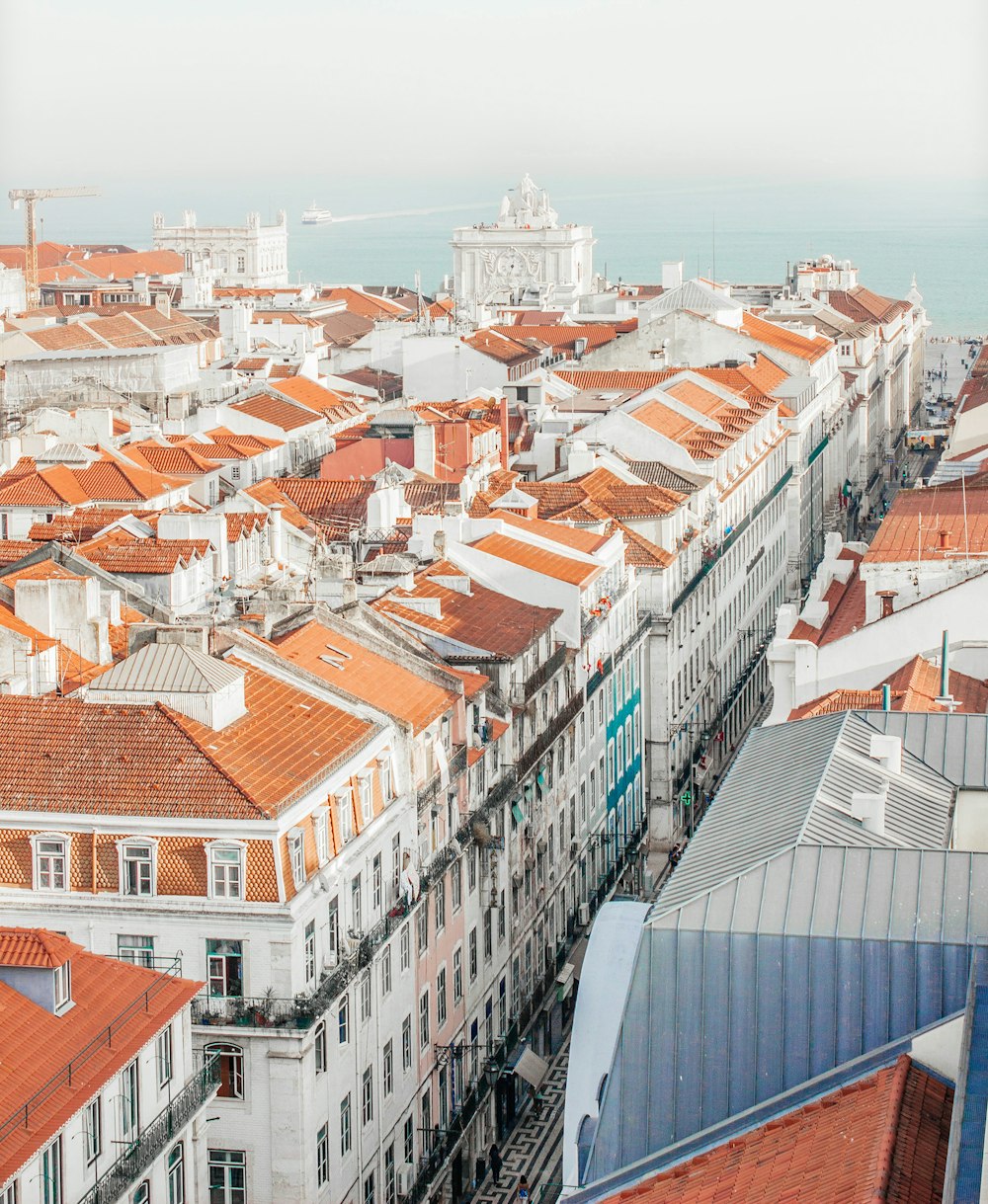 Photographie aérienne de maisons blanches aux toits orange pendant la journée