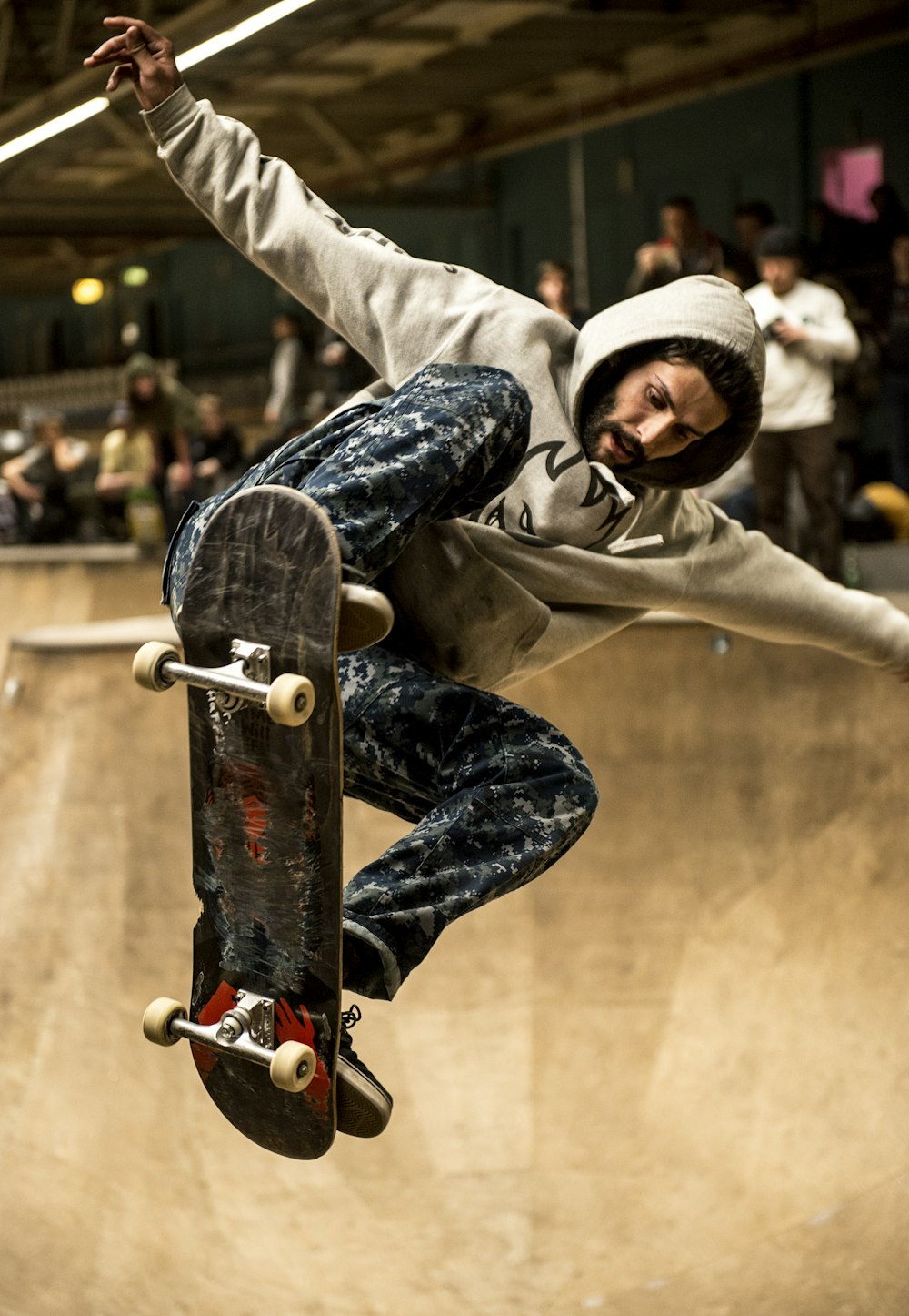 homem andando de skate e fazendo ollie truque