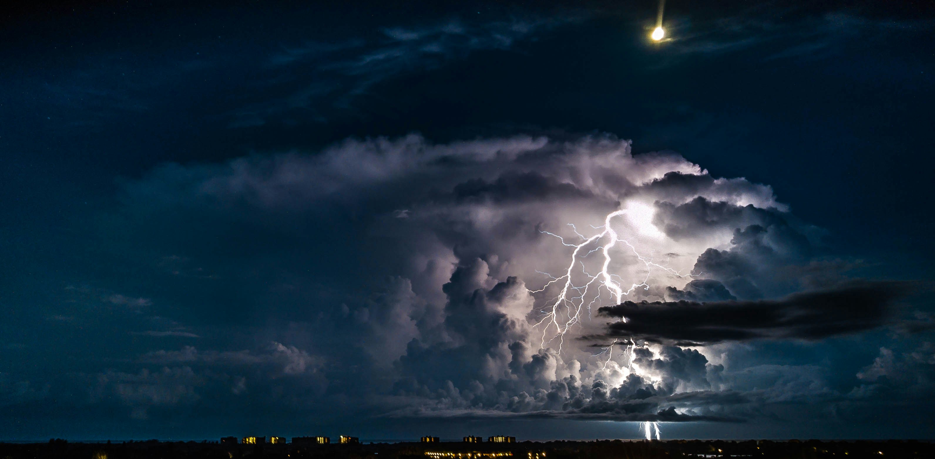 深海巨鲨2，深海巨鲨2免费完整版