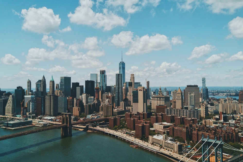 Weitwinkelaufnahme der Brooklyn Bridge unter bewölktem Himmel