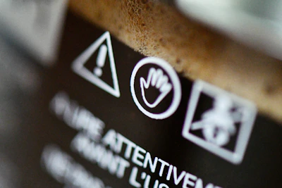 Icon of a warning badge highlighting credit risk.