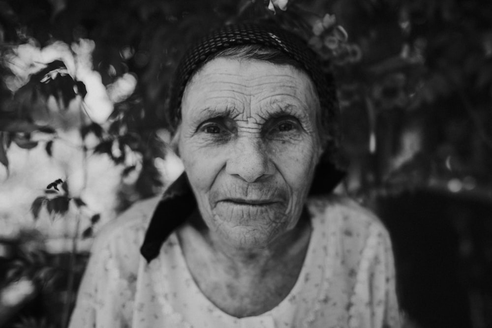 Foto en escala de grises de una mujer