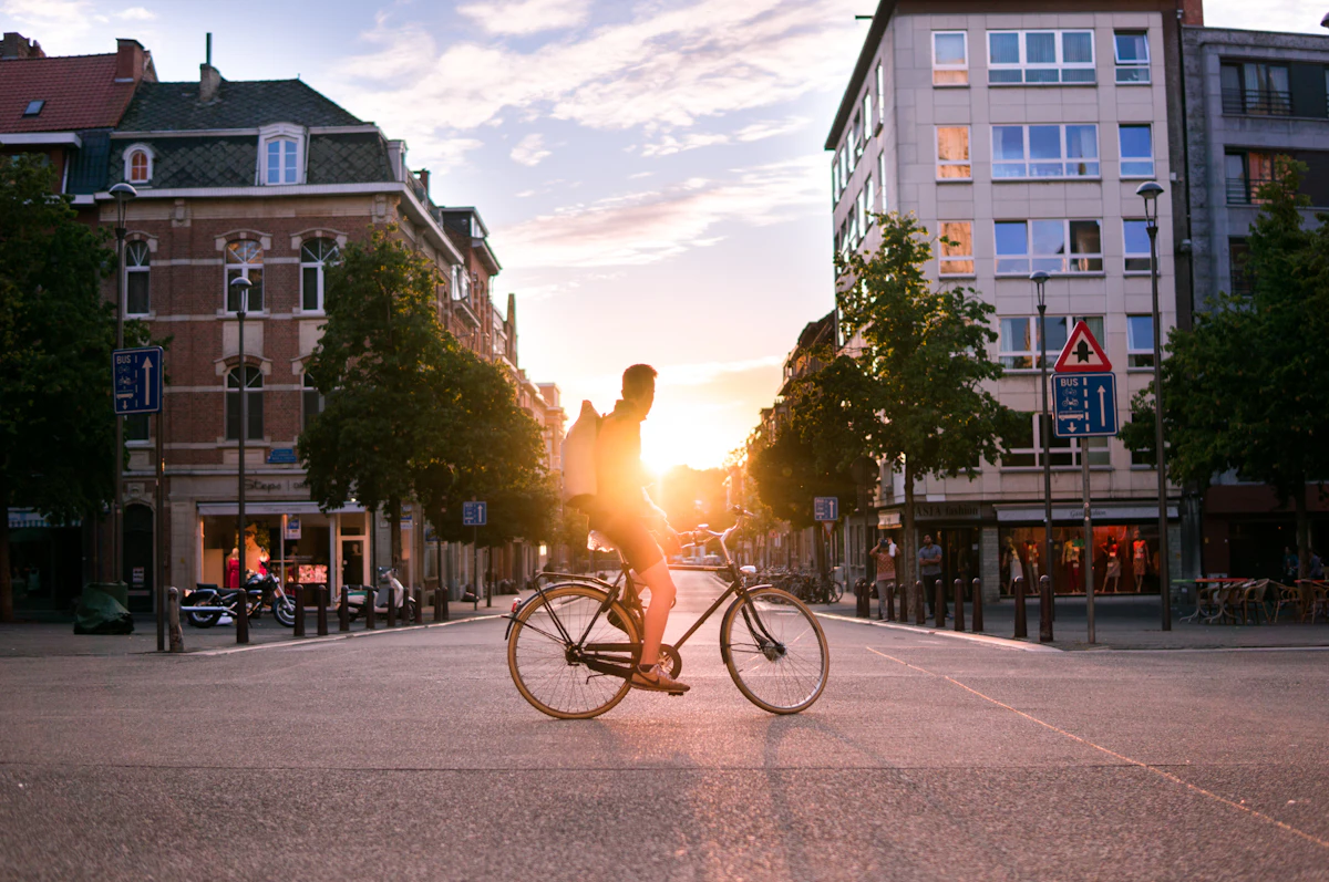 Fietser op straat in Leuven tijdens een zomerse avond