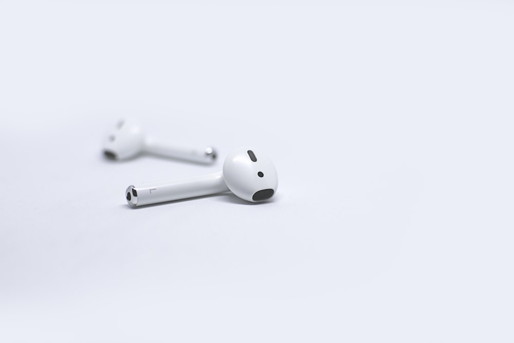 AirPods de Apple en superficie blanca