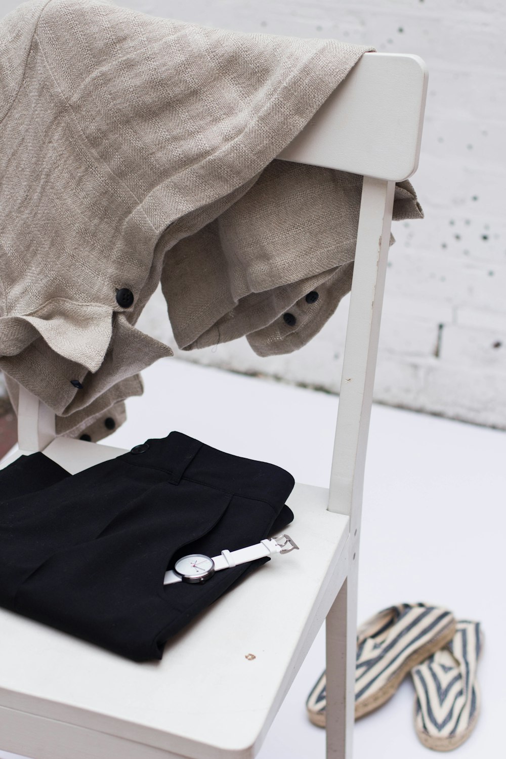 團體服設計 gray textile hanging on white wooden chair