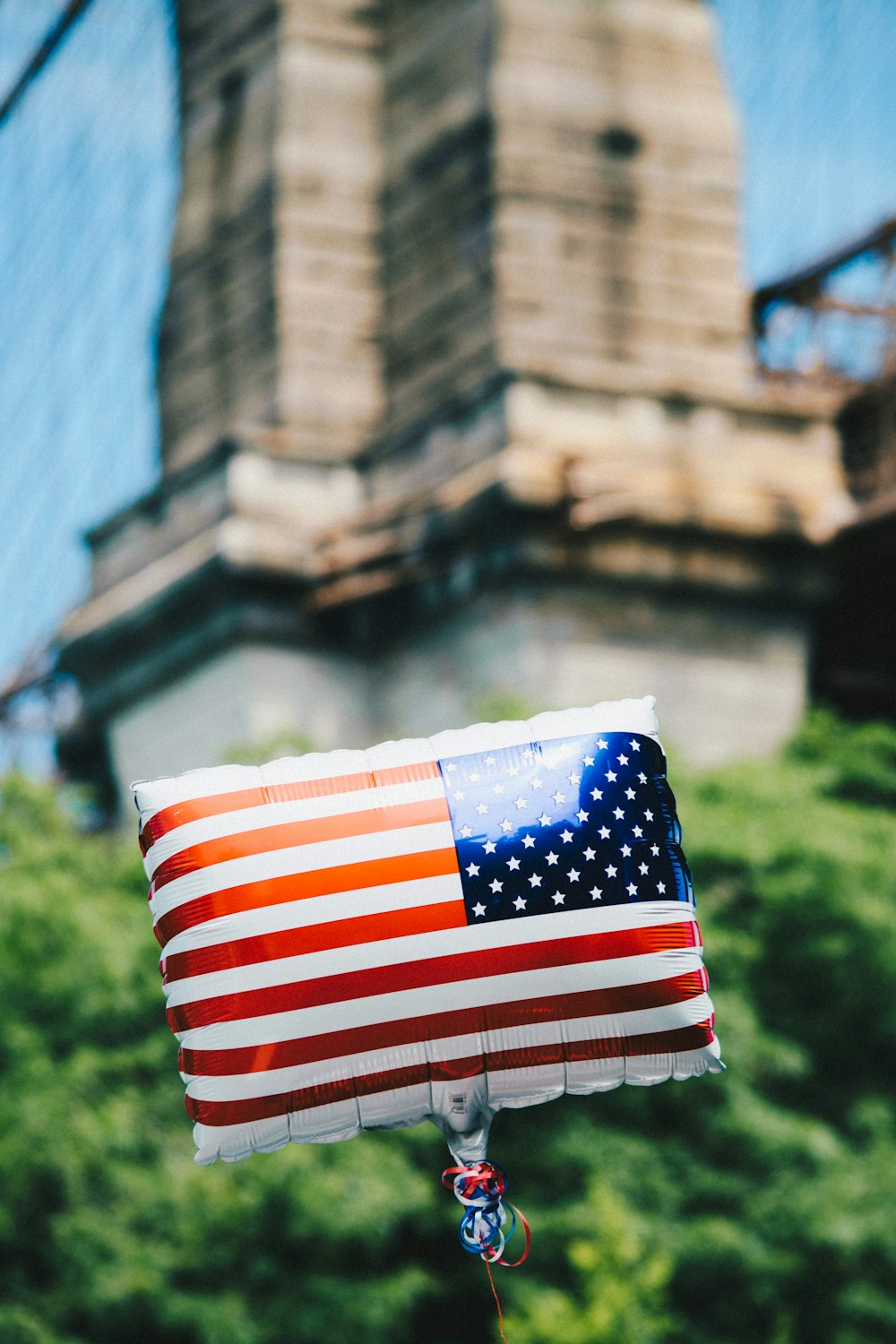 white, red, and blue US flag balloon