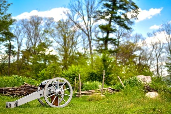 A peaceful view of Antietam National Battlefield under a clear blue sky with historic cannons in the foreground.