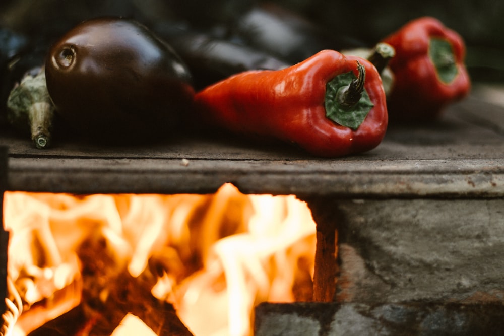 Auberginen und Chilischote im Feuer rösten