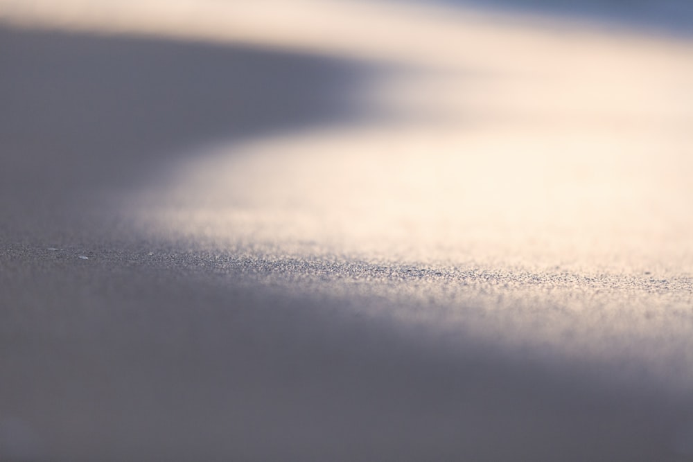 um close up de uma superfície branca com um fundo desfocado