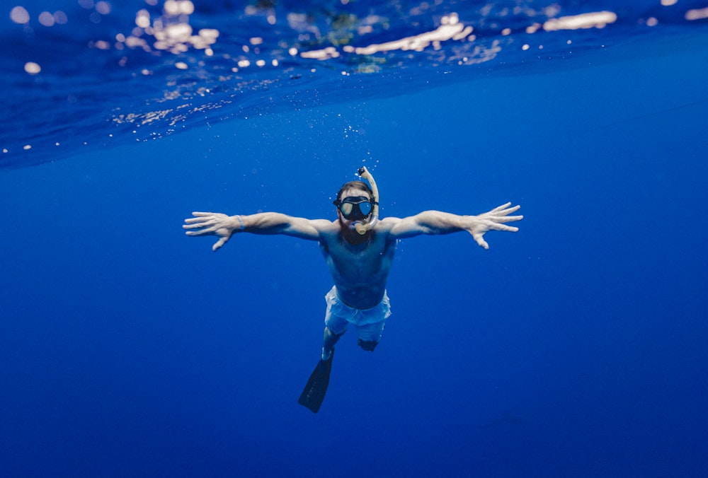 uomo che fa snorkeling sott'acqua