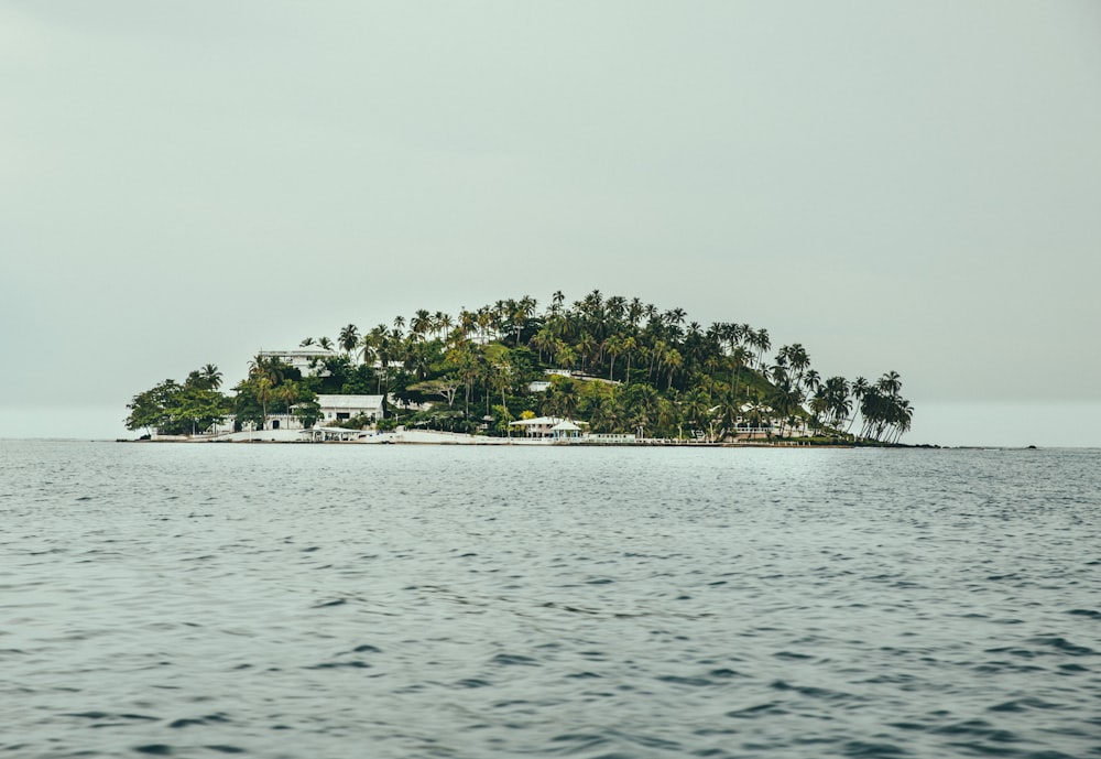 Eine kleine Insel mitten im Ozean
