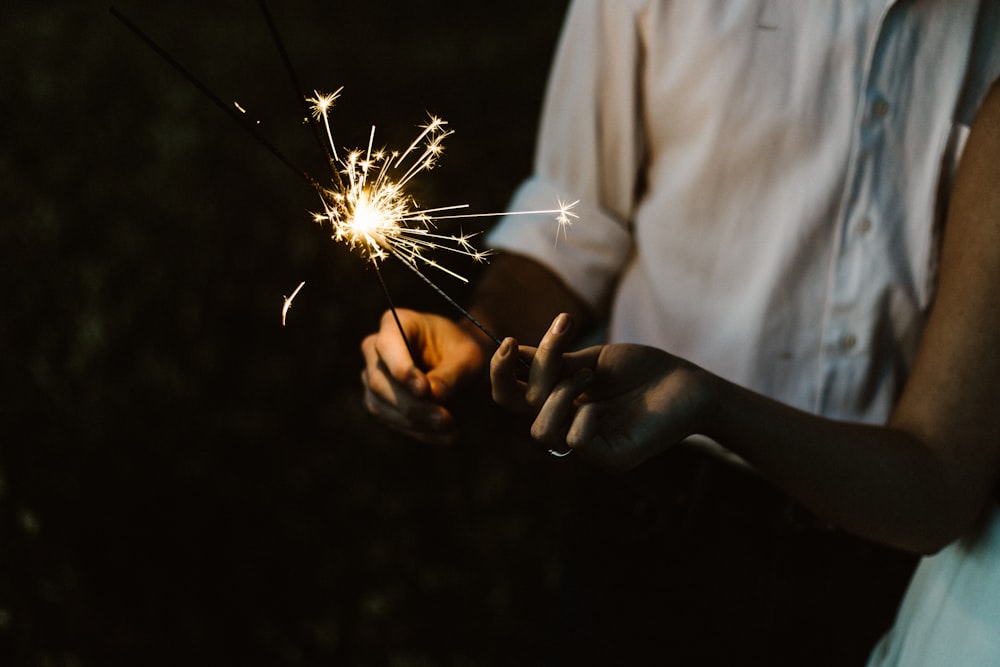 due persone che tengono le stelle filanti