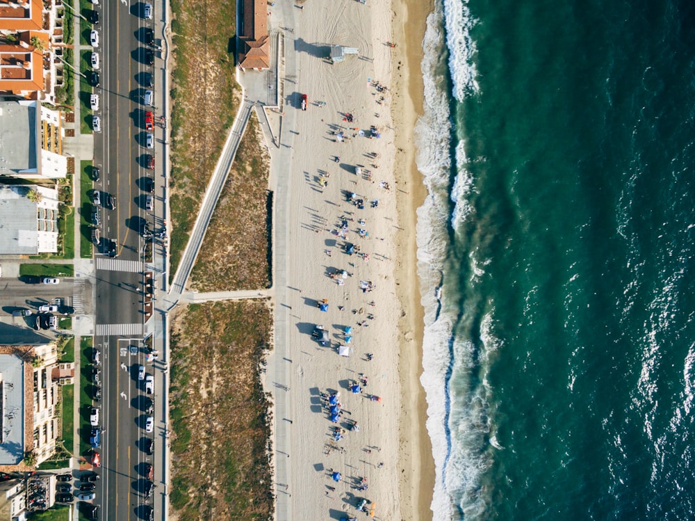 Fotografia aerea di persone vicino al mare durante il giorno