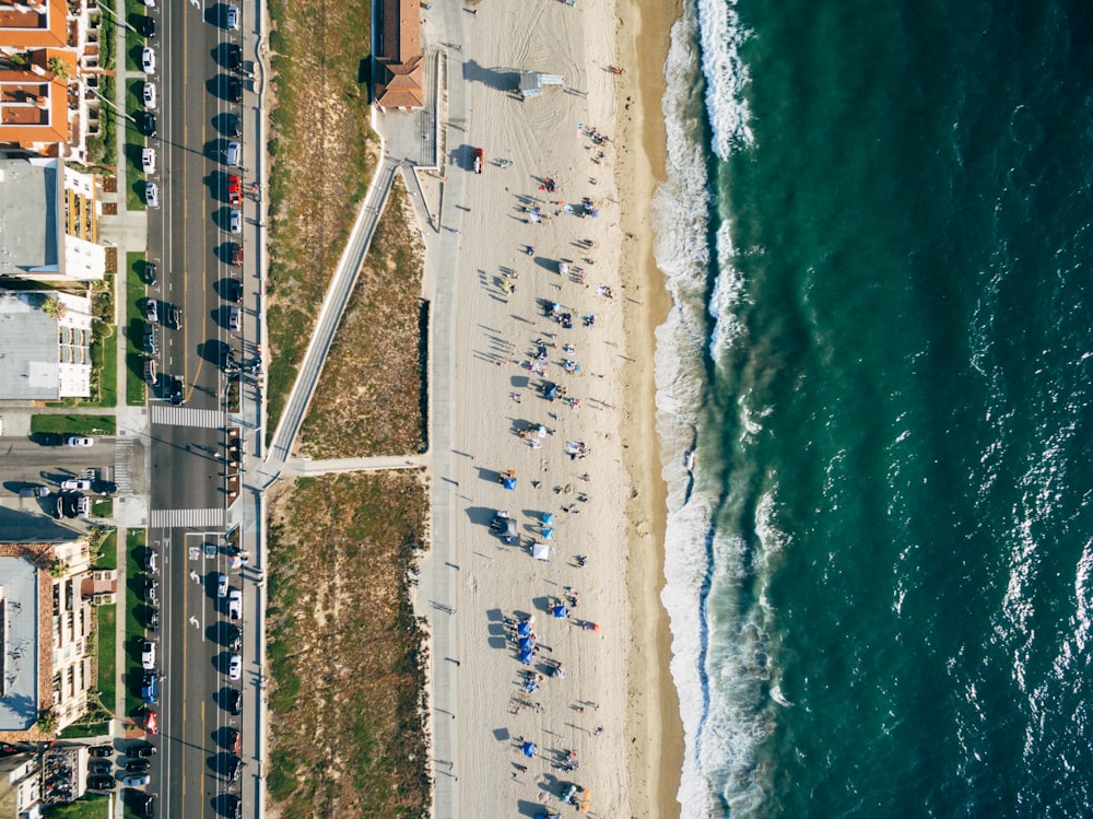 Fotografía aérea de personas cerca del mar durante el día