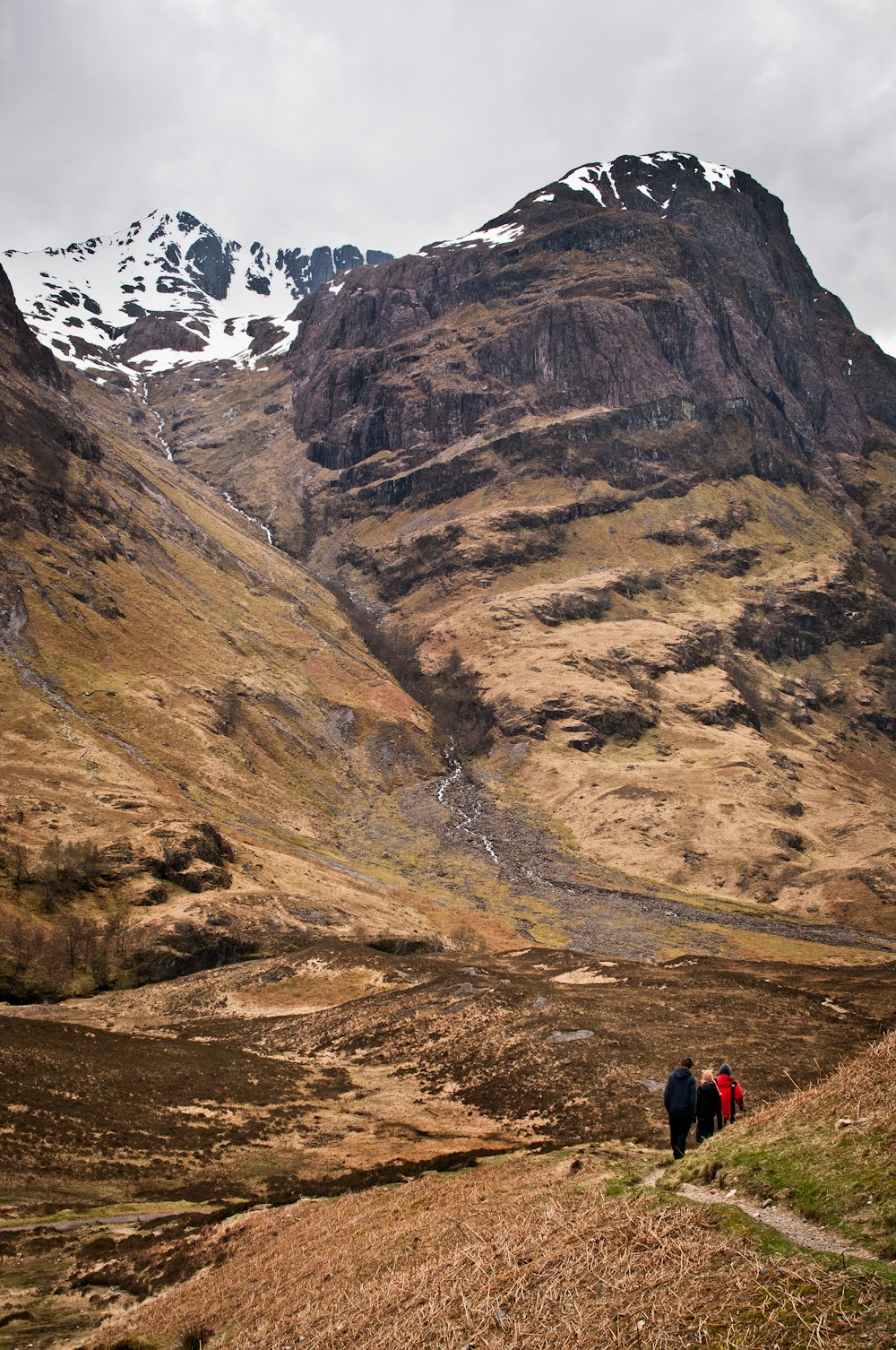 Gente caminando en la montaña