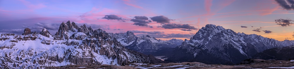 fotografia de paisagem da montanha coberta com neve