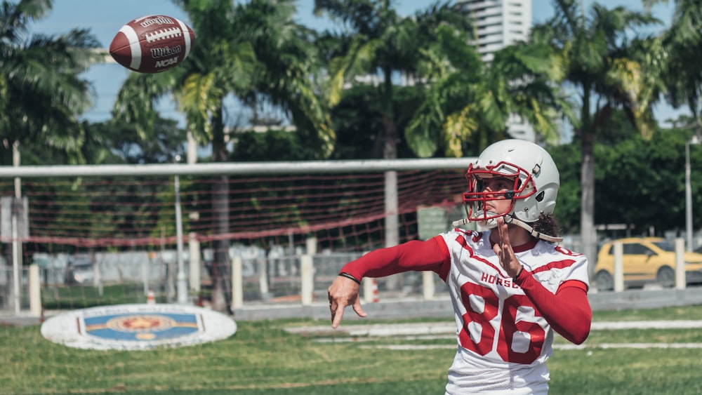 giocatore di football che lancia footbal