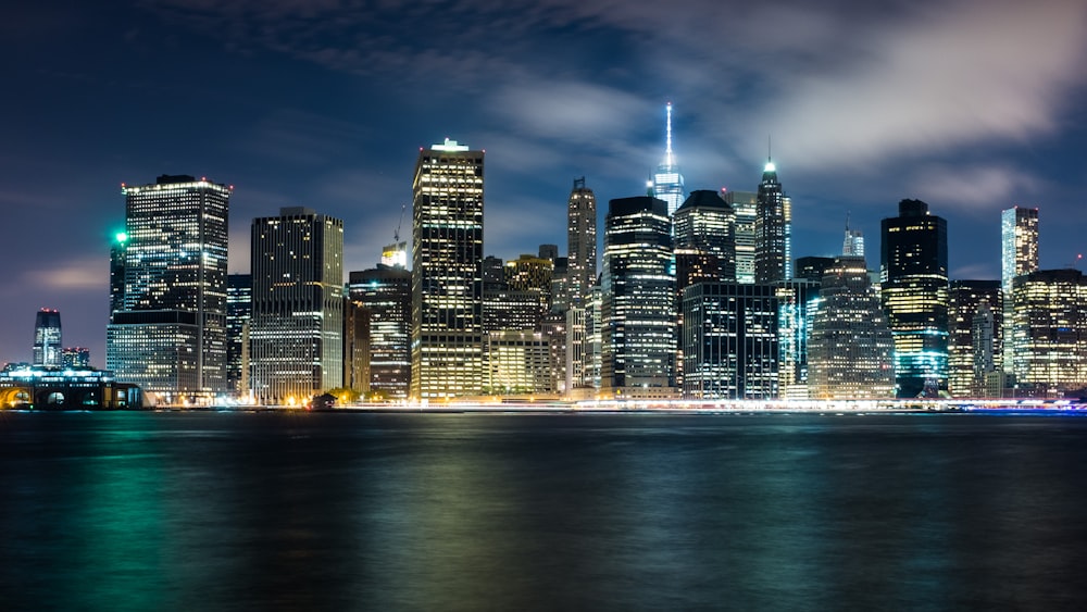 Edificios de gran altura durante la noche