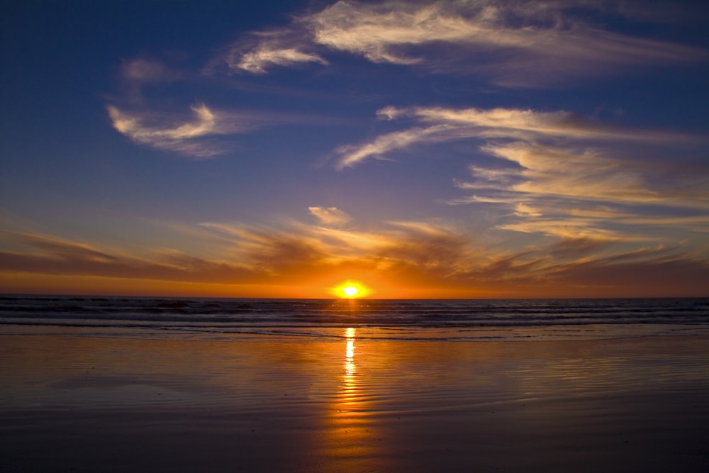 Fotografía de paisaje de la orilla del mar durante la puesta de sol