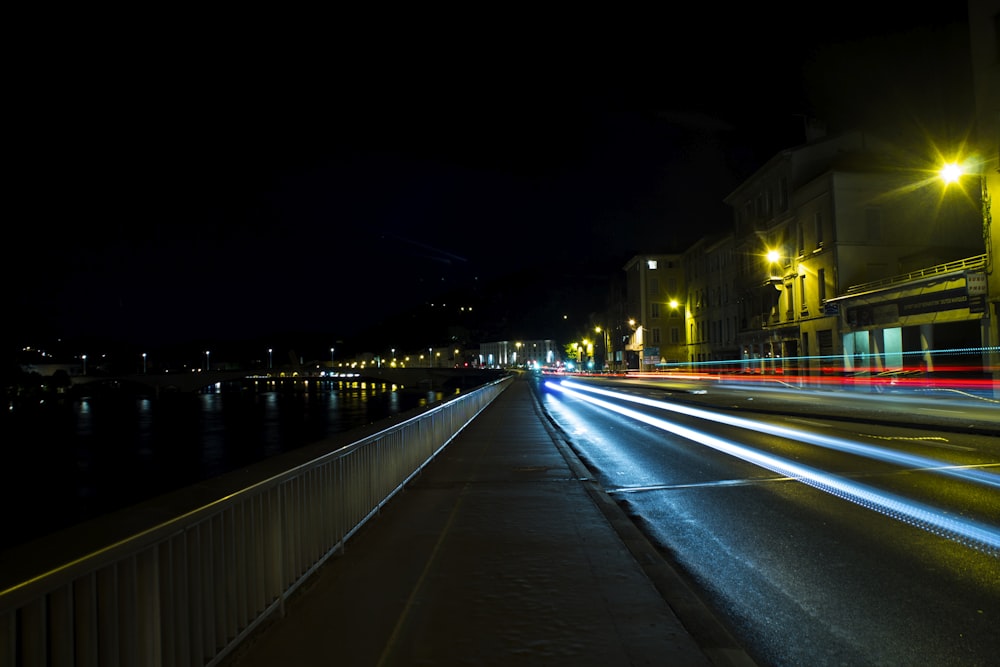 야간에 촬영한 도로의 타임랩스 사진