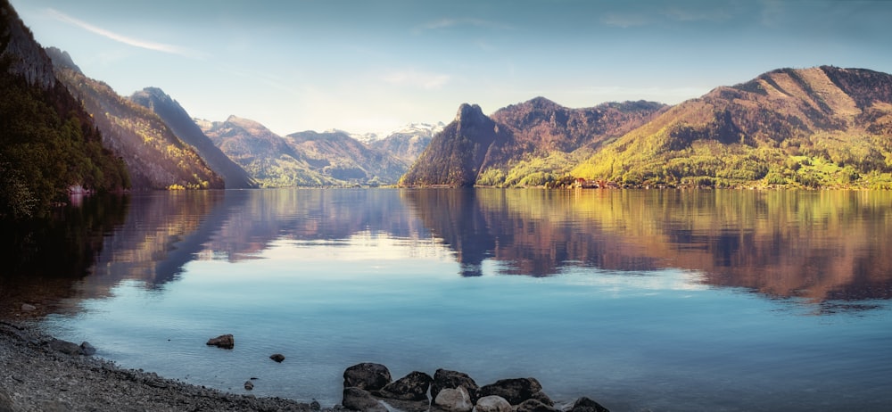 foto digitale di laghi e montagne