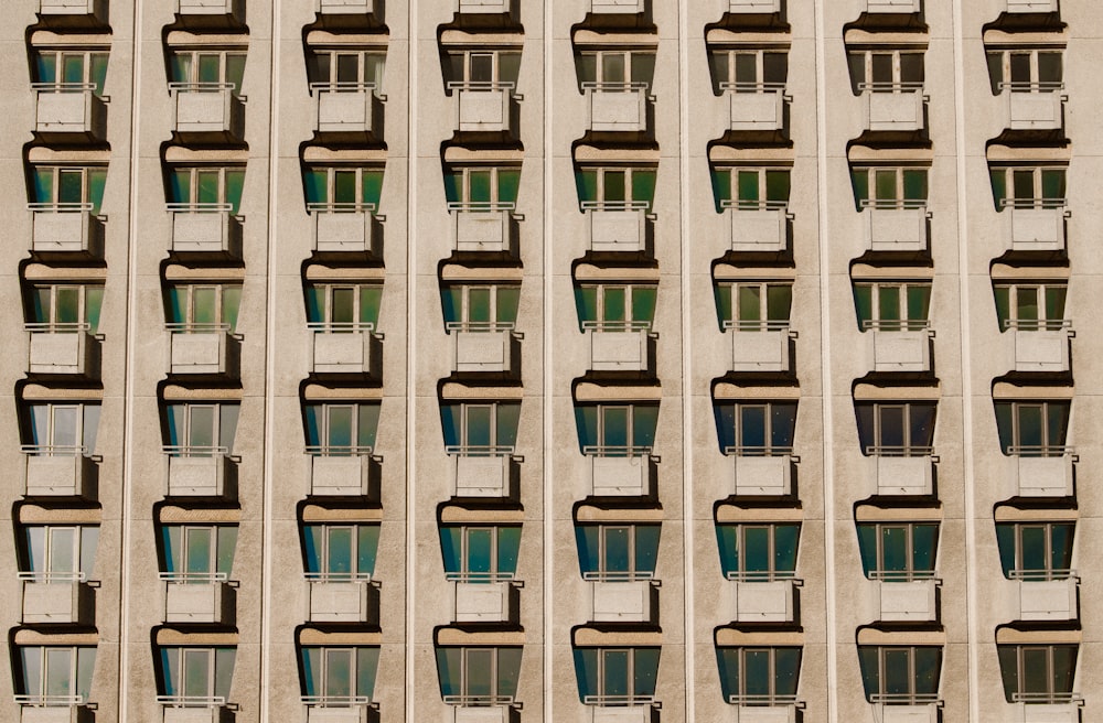 Hileras regulares de pequeños balcones en un antiguo edificio de apartamentos