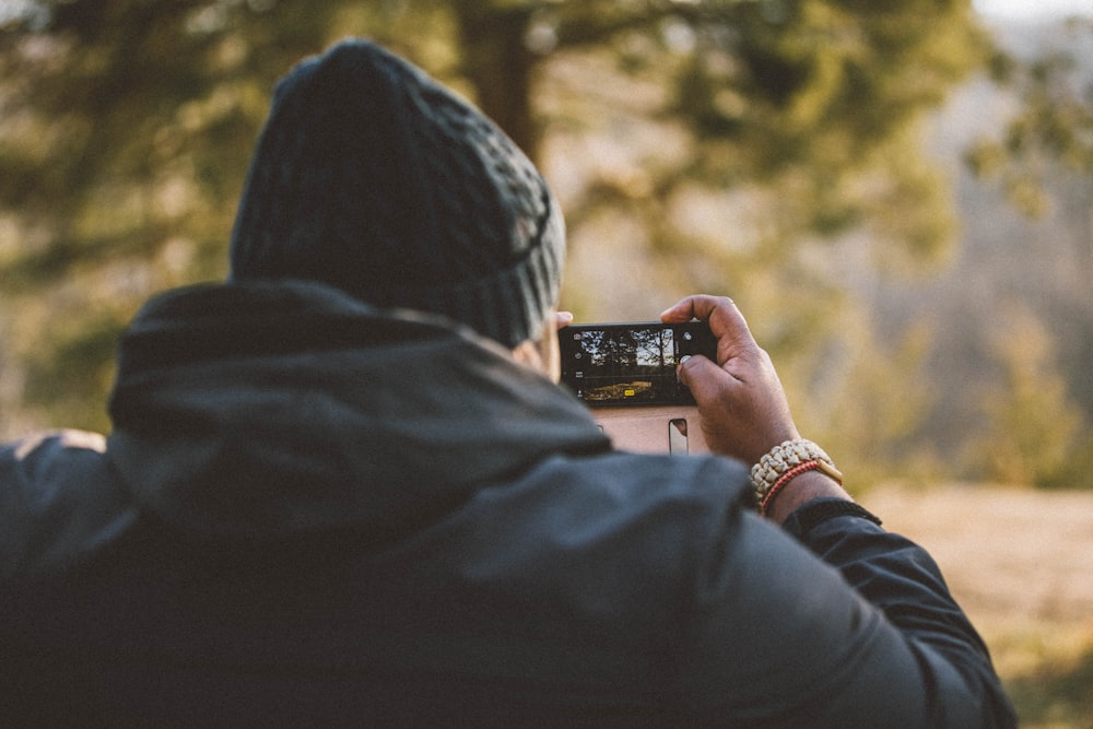 スマートフォンで写真を撮る人