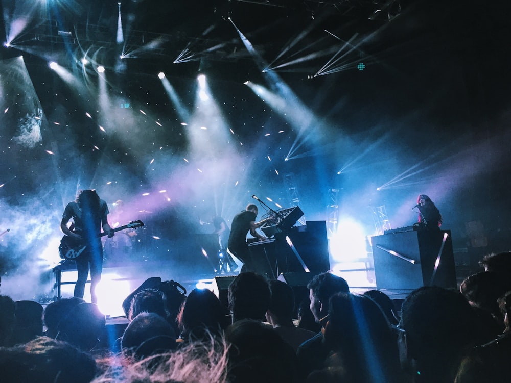 groupe de musique jouant sur scène