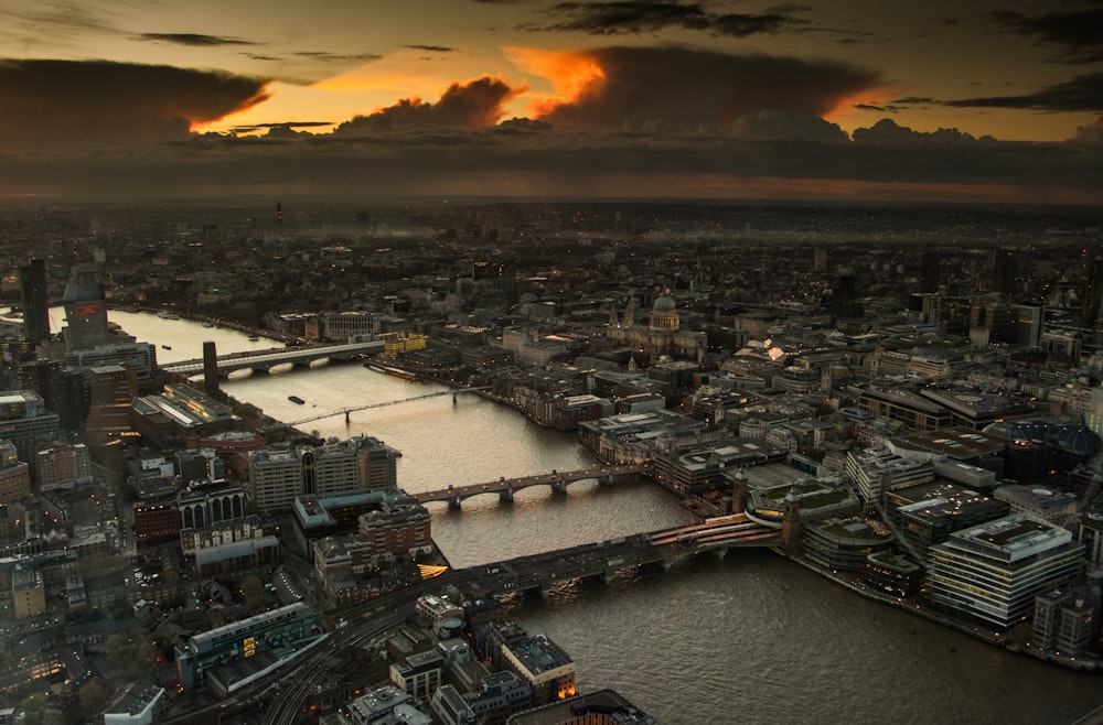 Luftaufnahmen von Gewässern zwischen Gebäuden während der goldenen Stunde