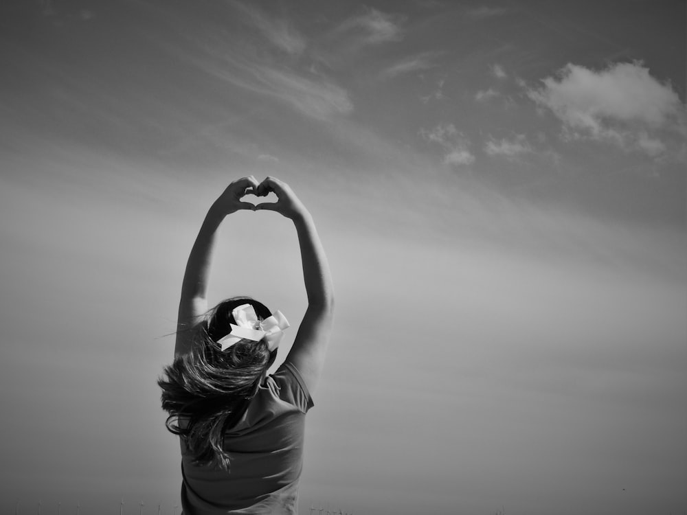 mujer haciendo forma de corazón en sus duros