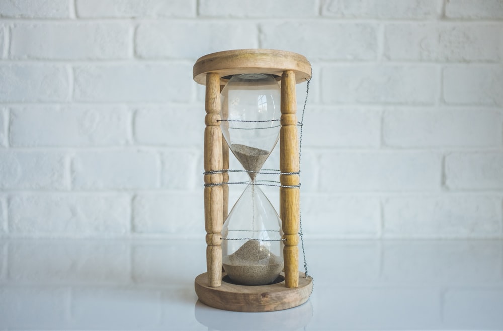 Reloj de arena transparente con marco marrón