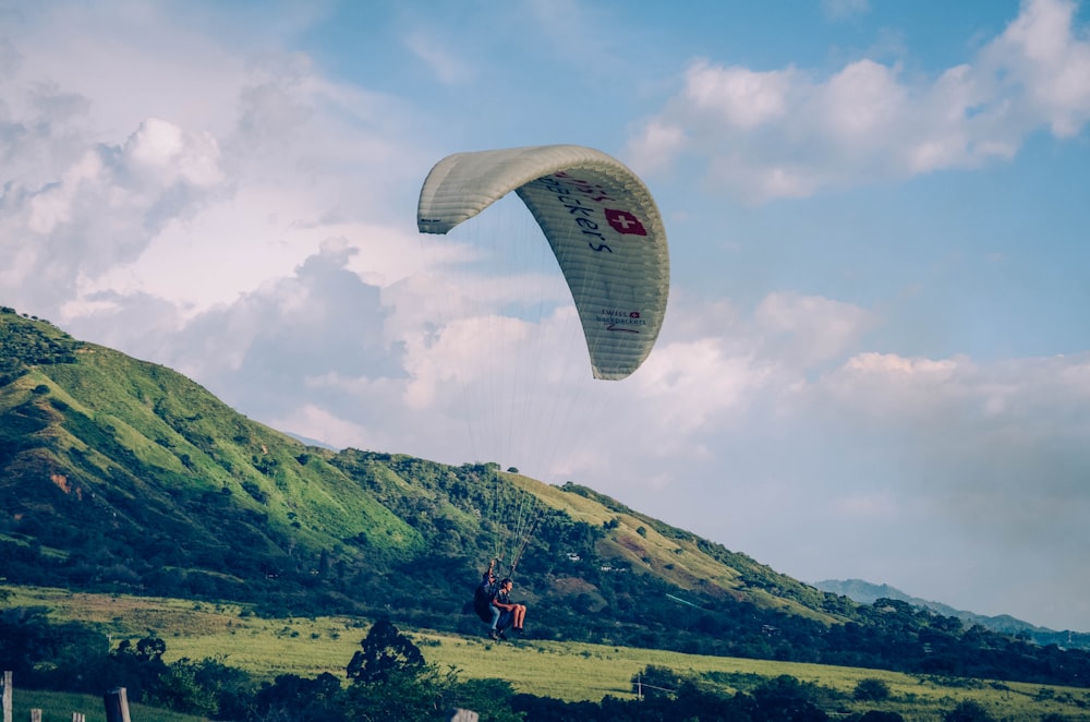 Parapente bajo el cielo azul