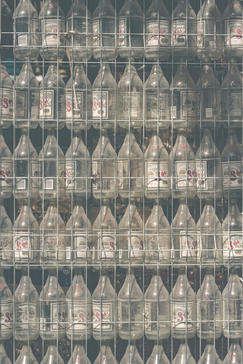 lot de bouteilles en verre transparent
