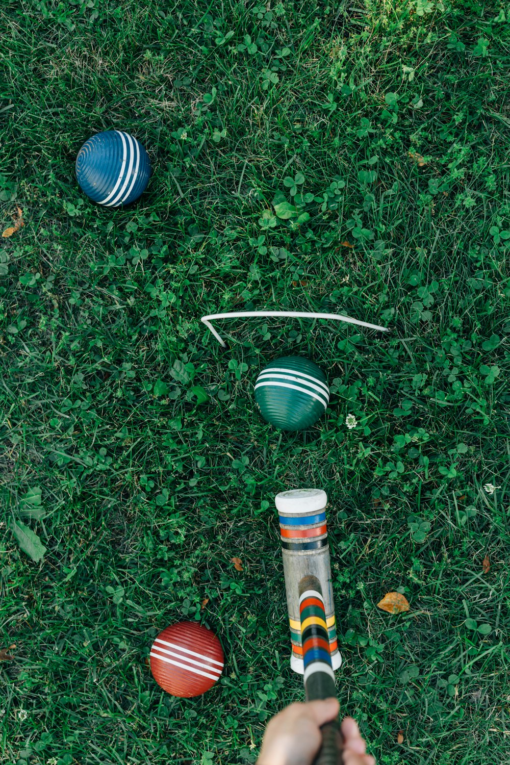 personne jouant au croquet