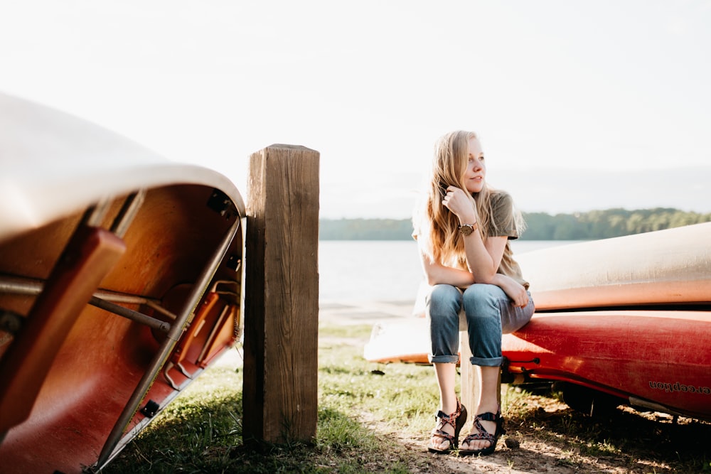 femme assise sur le bateau