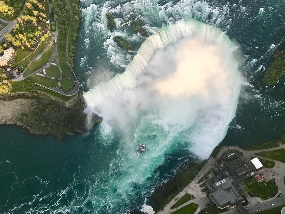 Foto aérea del cuerpo de agua