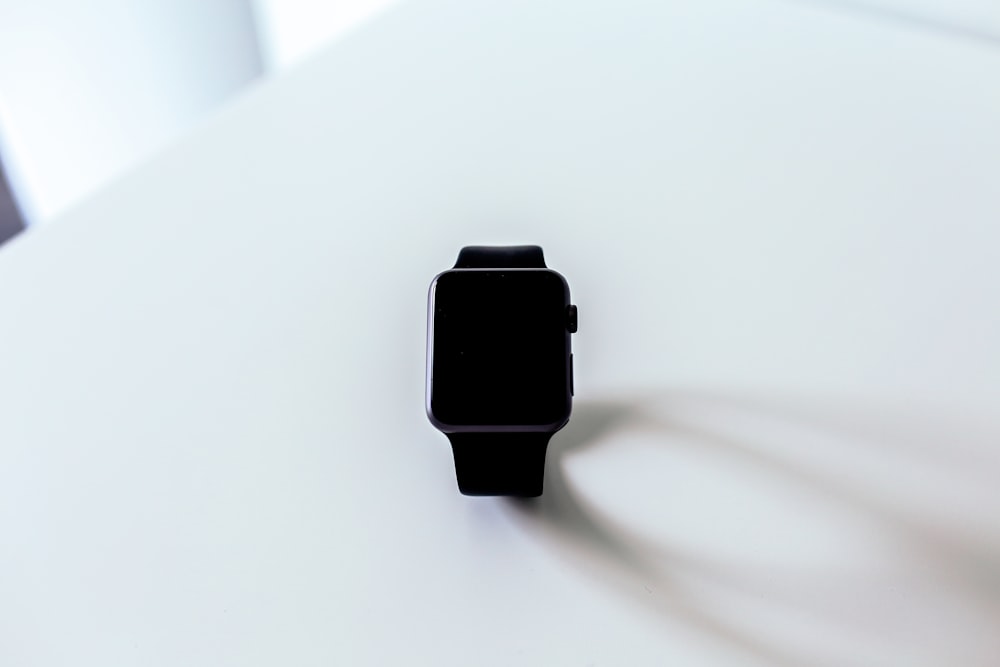 흰색 표면의 Apple Watch