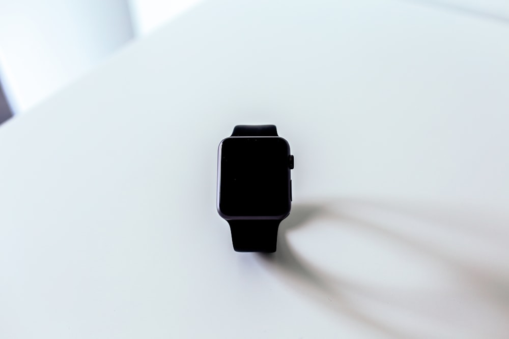 Apple Watch na superfície branca