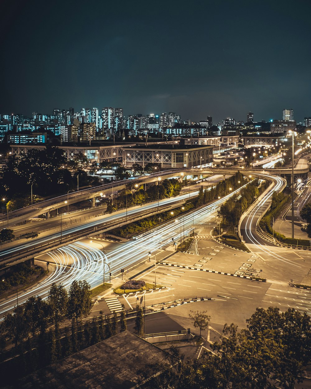 夜間に交差点を通過する車の空撮タイムラプス撮影