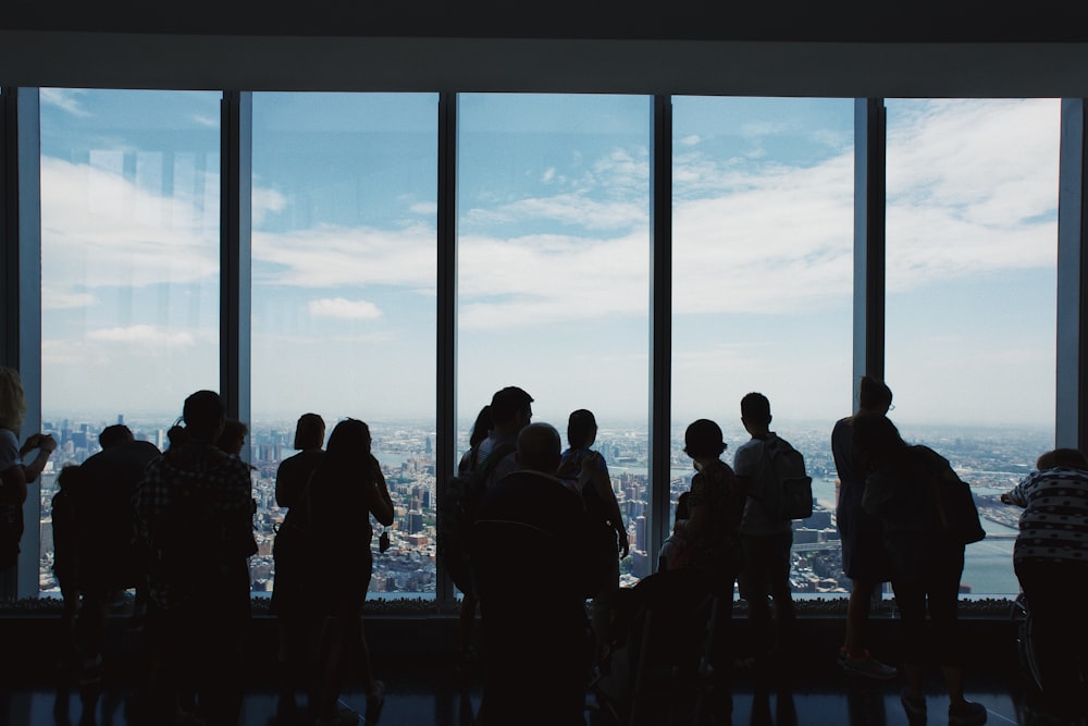 gruppo di persone in piedi all'interno dell'edificio