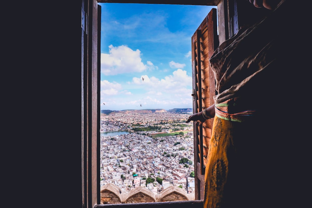 ventana de madera marrón