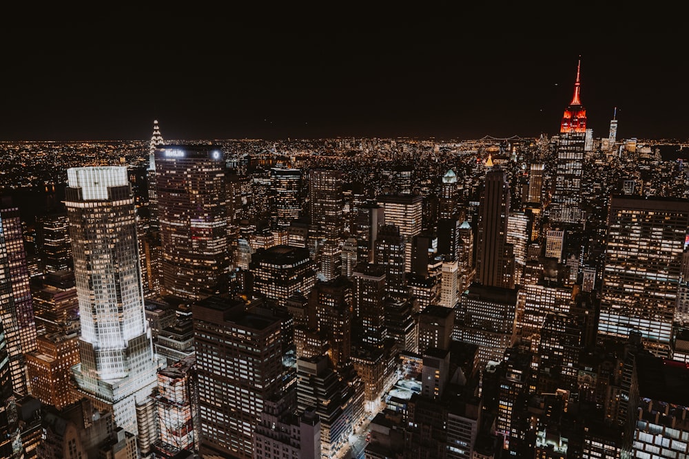 Foto aérea del edificio Empire State durante la noche