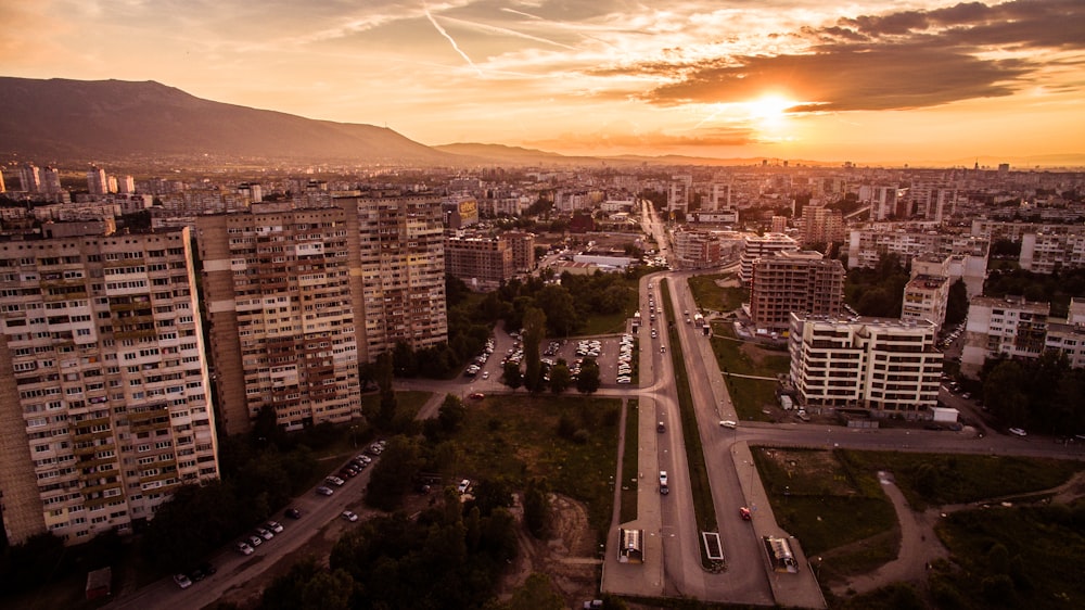 foto aerea della città sotto il cielo nuvoloso al tramonto