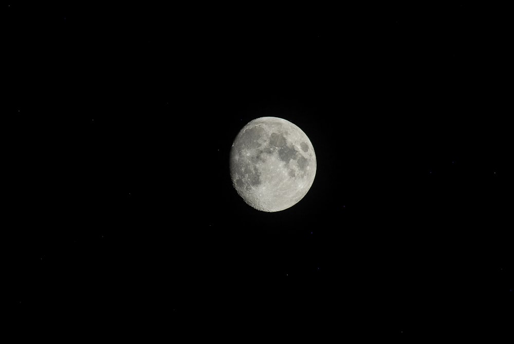 アルビニャセゴの上空に浮かぶ月、黒い斑点が見える
