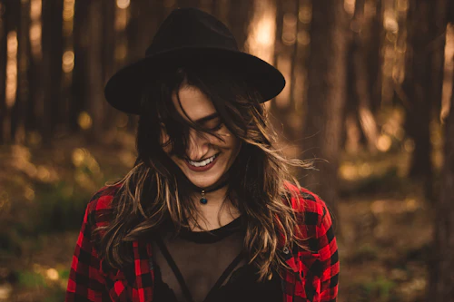 online dating hawaii – woman browsing profiles on her phone