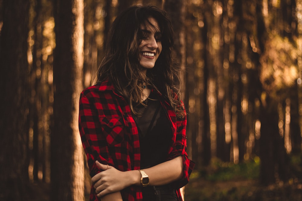 Flachfokusfotografie einer Frau in rot kariertem Button-up-Top