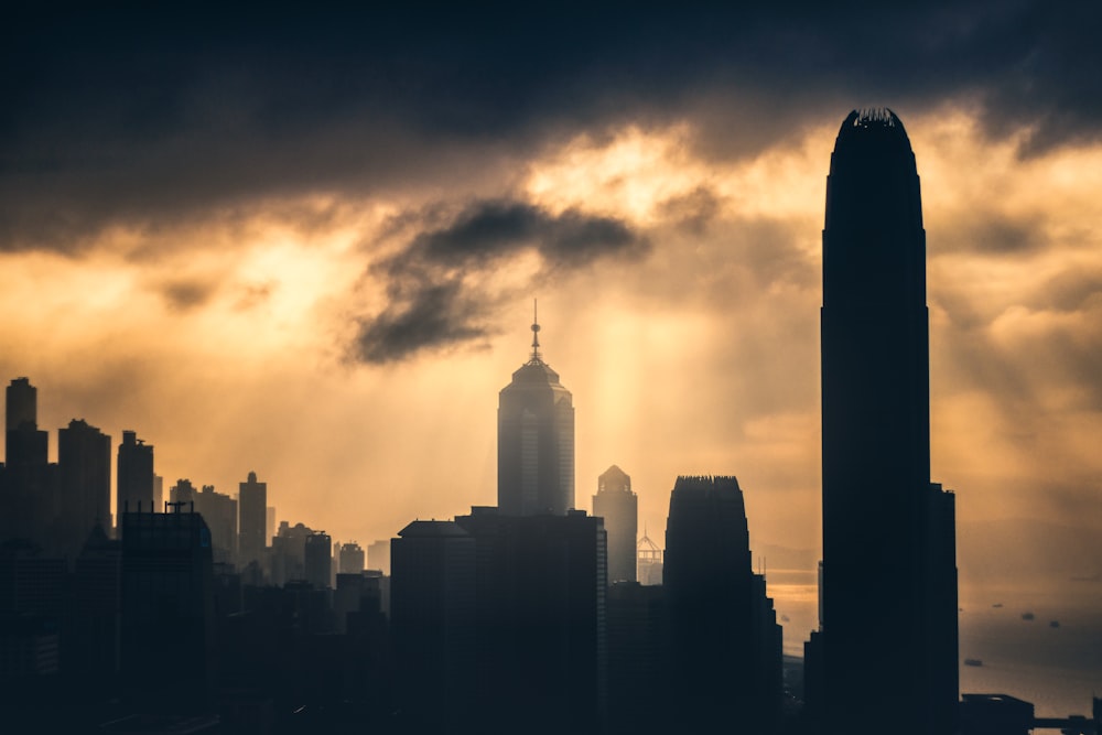 Fotografía de siluetas de edificios de gran altura durante la hora dorada