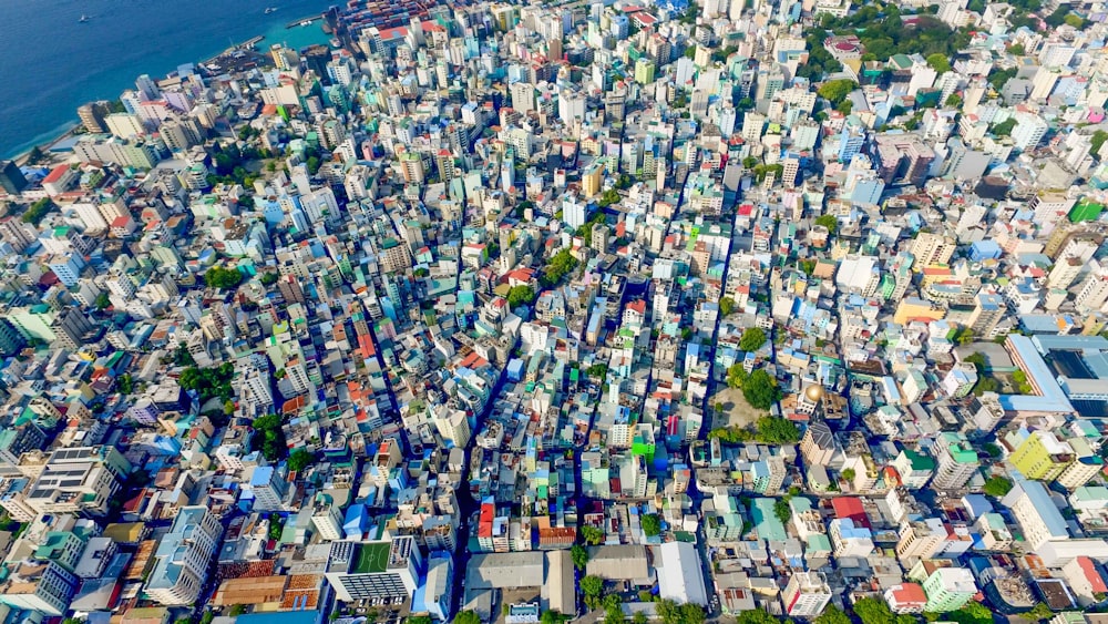 Photo aérienne de la ville bleue et blanche