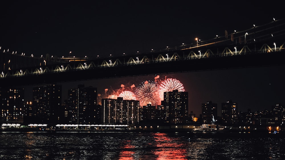 Feuerwerk auf dem Stadtgebäude in der Nacht