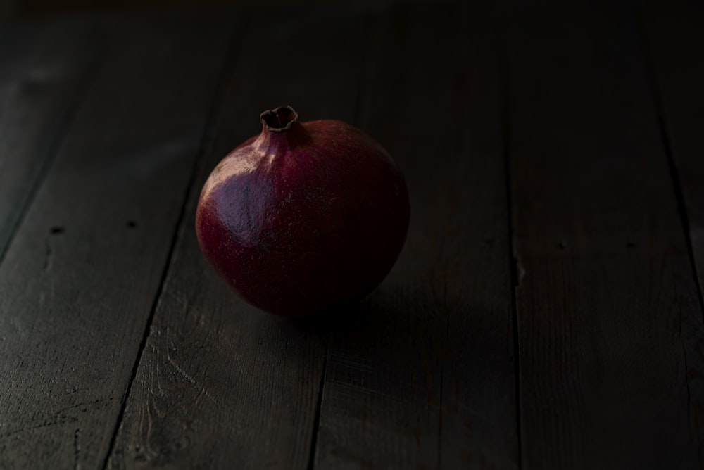 Fruto de romã vermelha na superfície de madeira marrom